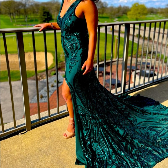 Beautiful Emerald green dress for Prom - Picture 1 of 7
